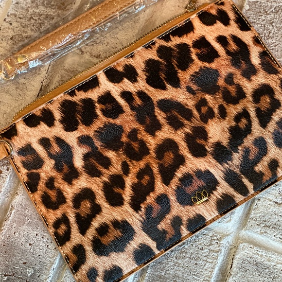 Stylish Leopard Print Wristlet in Vegan Leather - Perfect for On-the-Go Storage - Picture 11 of 12
